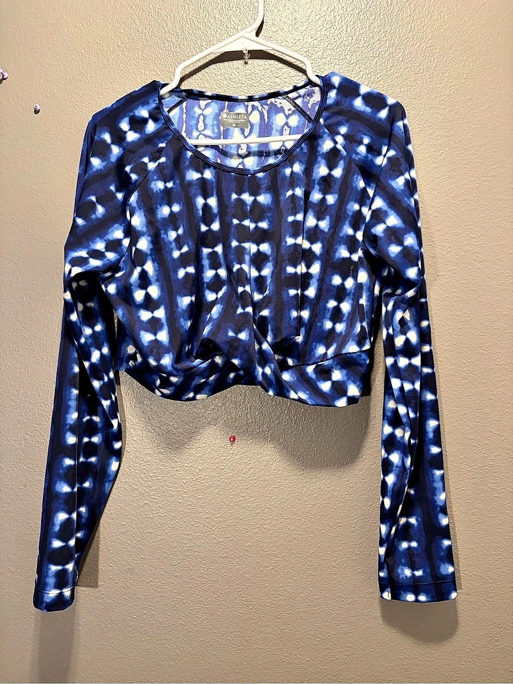 Athleta Womens XL Blue Shibori Tie Dye Long Sleeve Crop Twist Front Top EUC